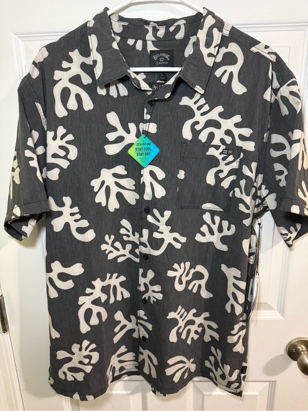 Billabong Dark Gray & White Short-Sleeve Coral Garden Surftrek Button-Down Shirt